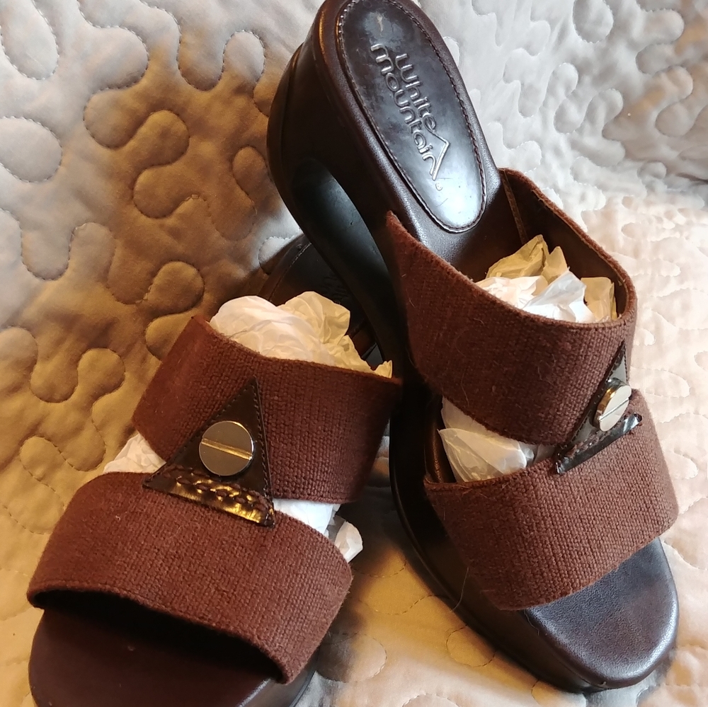 Funky brown White Mountain sandals 7